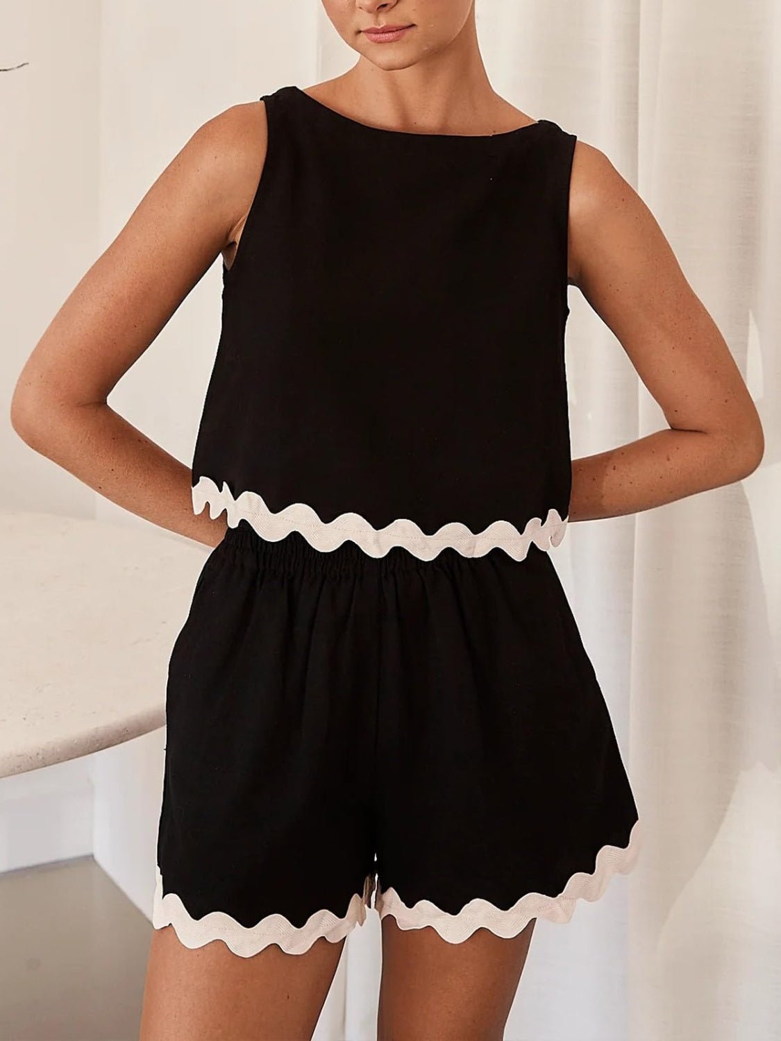 Contrast Trim Round Neck Top and Shorts Set - ViarousViarousViarous